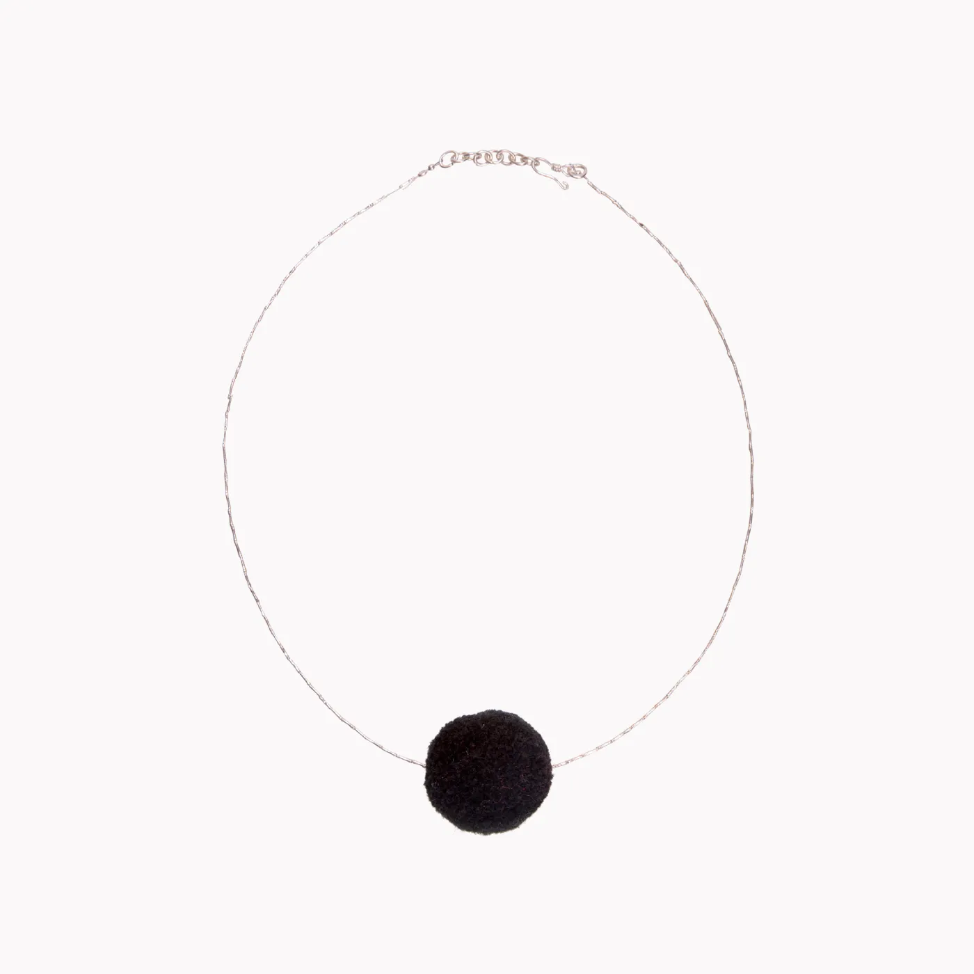 CARRY POMPOM NECKLACE
